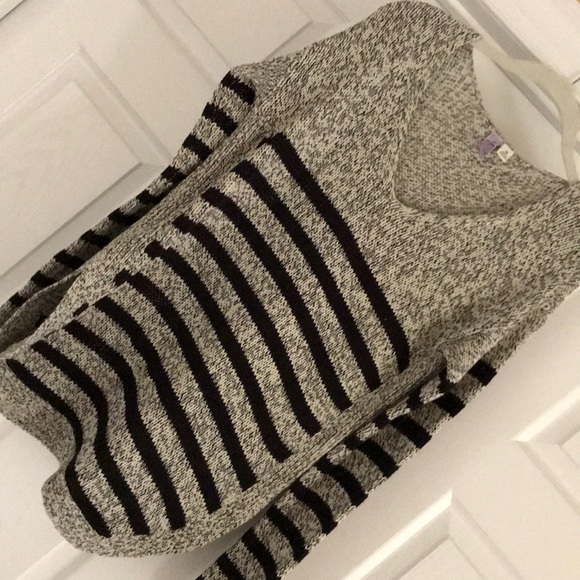 Alya Sweaters - alya v-neck sweater, size M